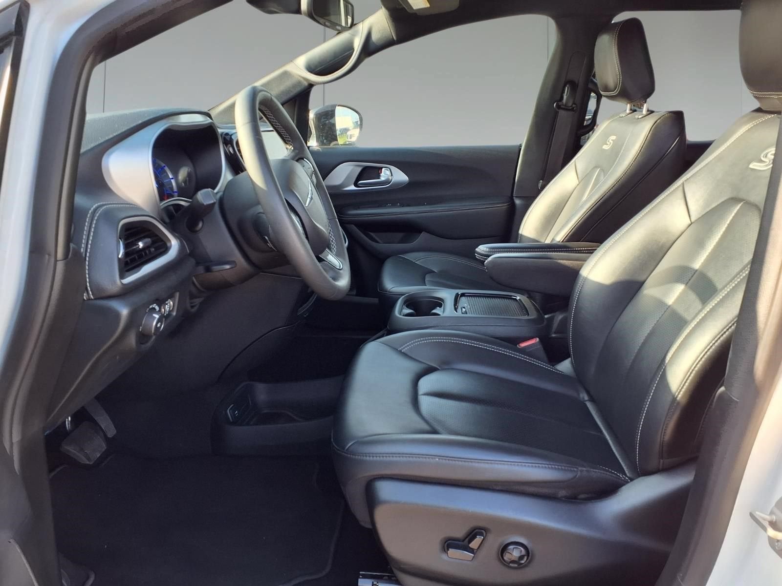 2024 Chrysler Pacifica Hybrid S Appearance Pkg