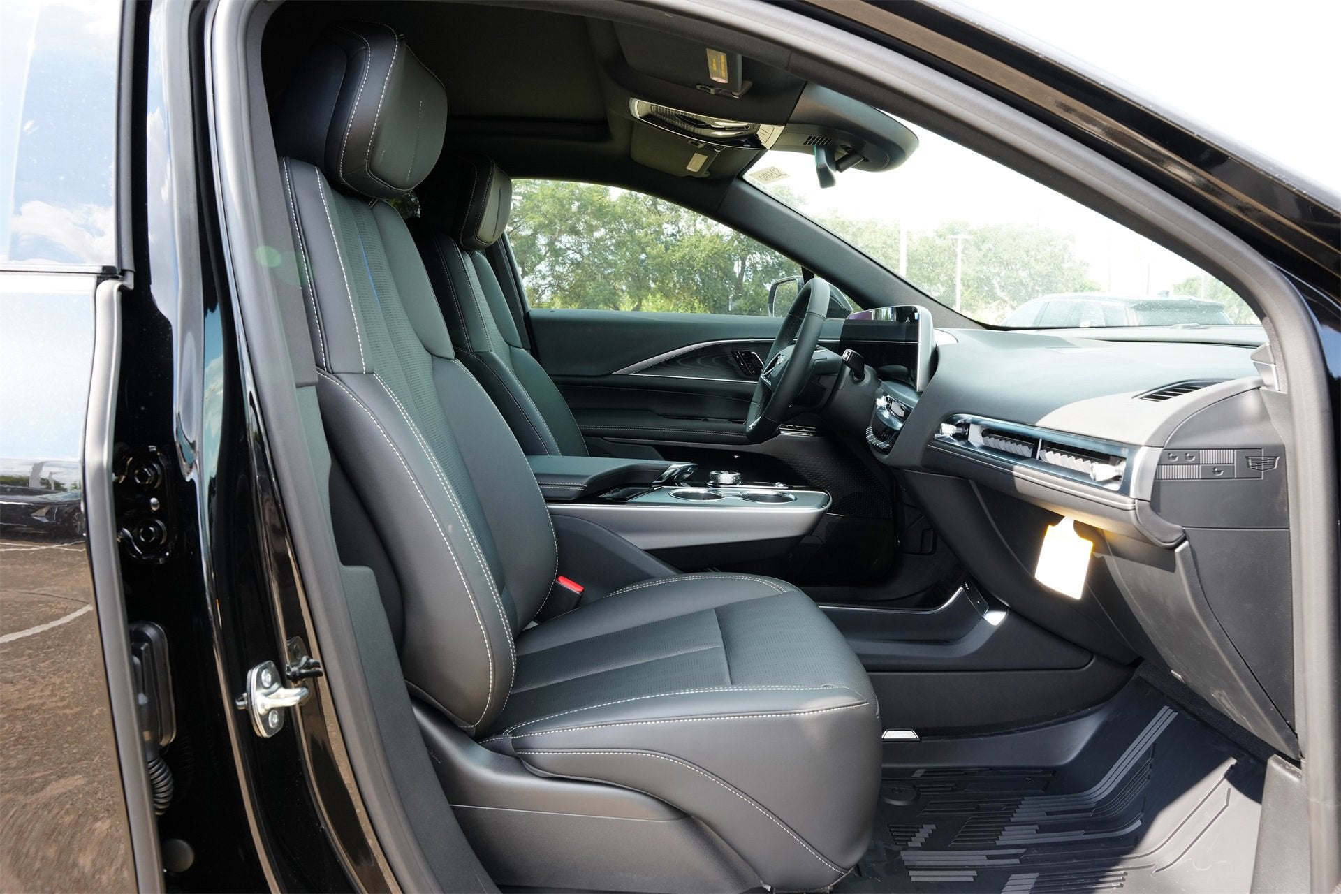 2025 Cadillac LYRIQ Luxury 1