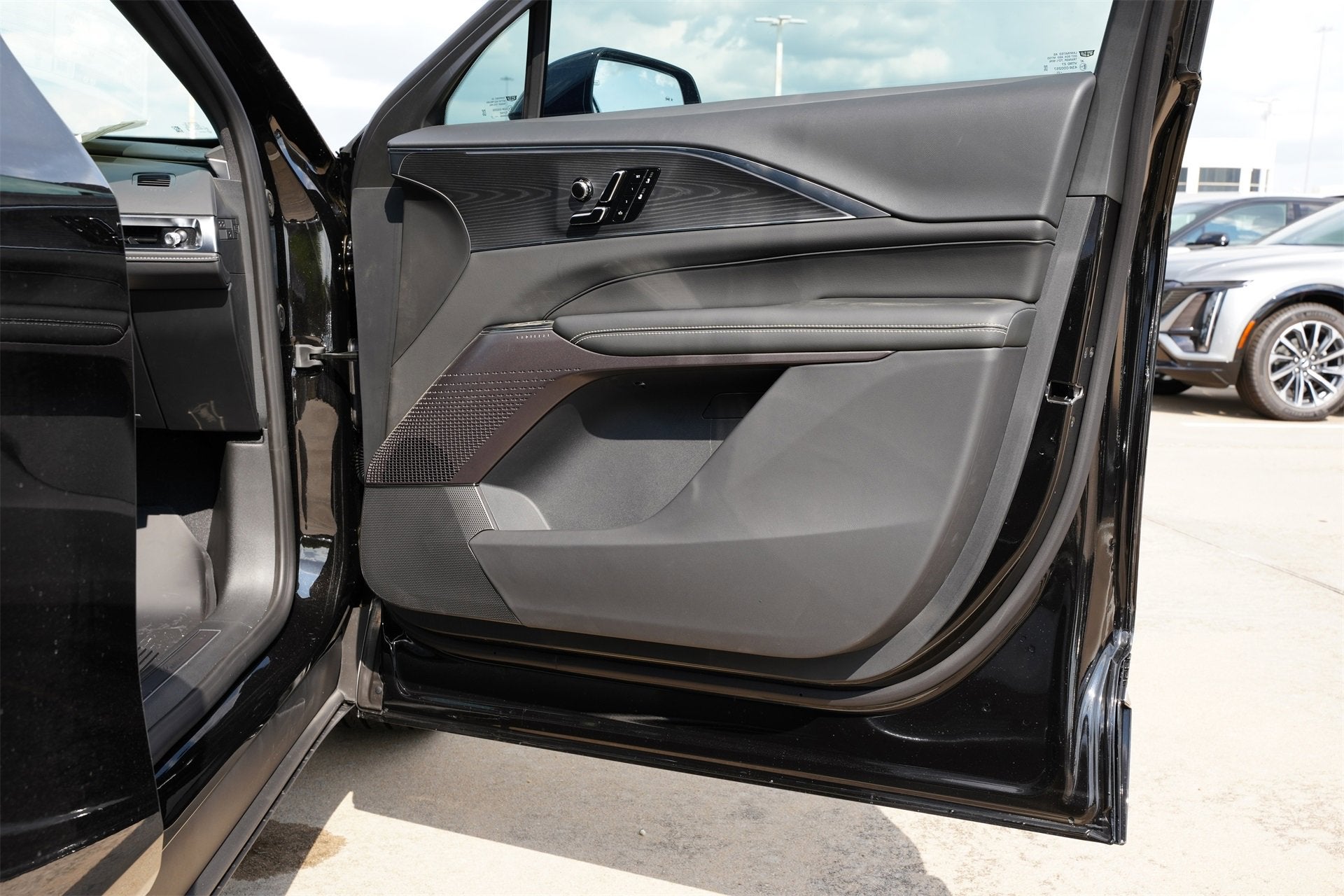 2025 Cadillac LYRIQ Luxury 1