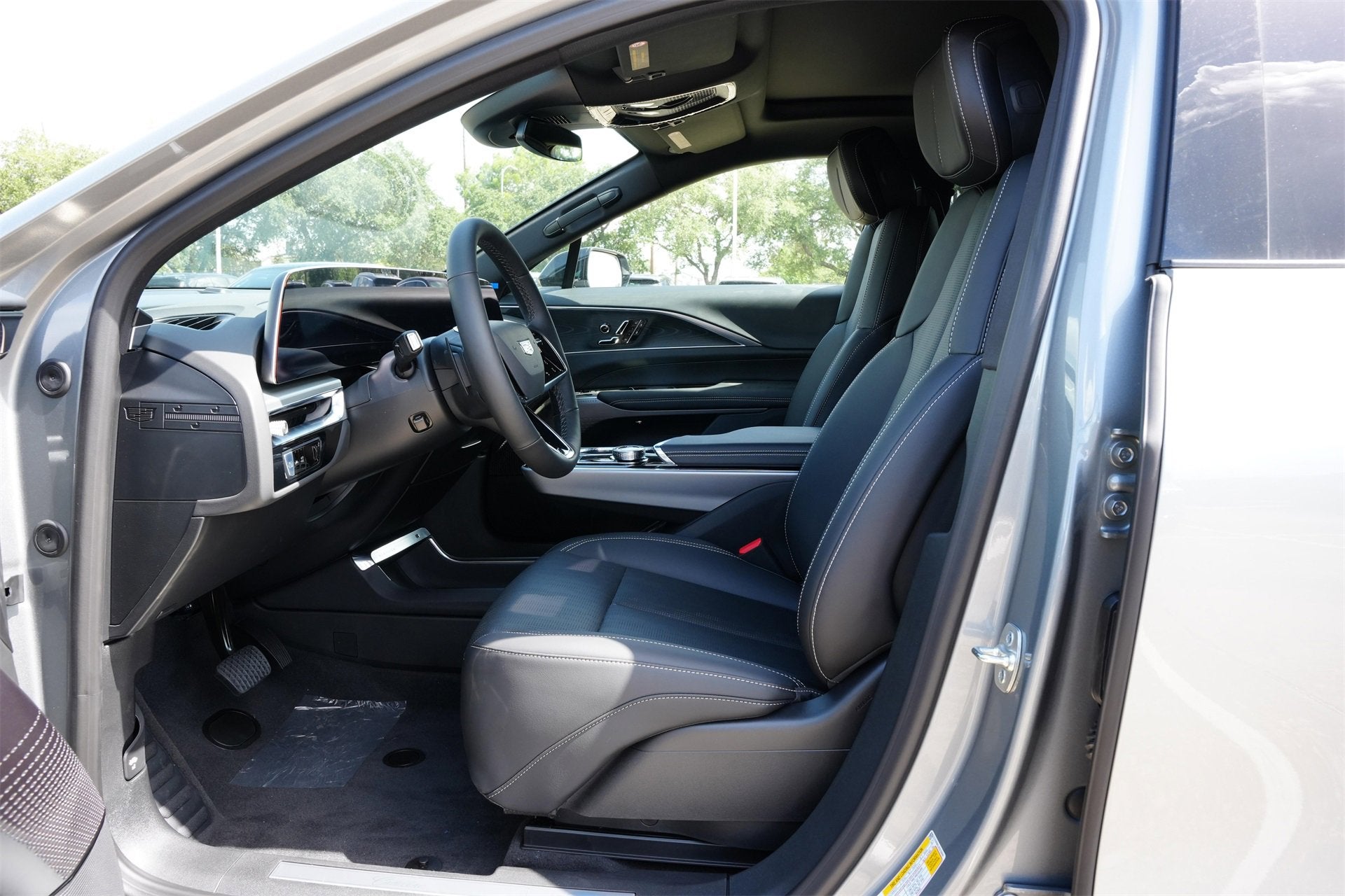 2025 Cadillac LYRIQ Luxury 1