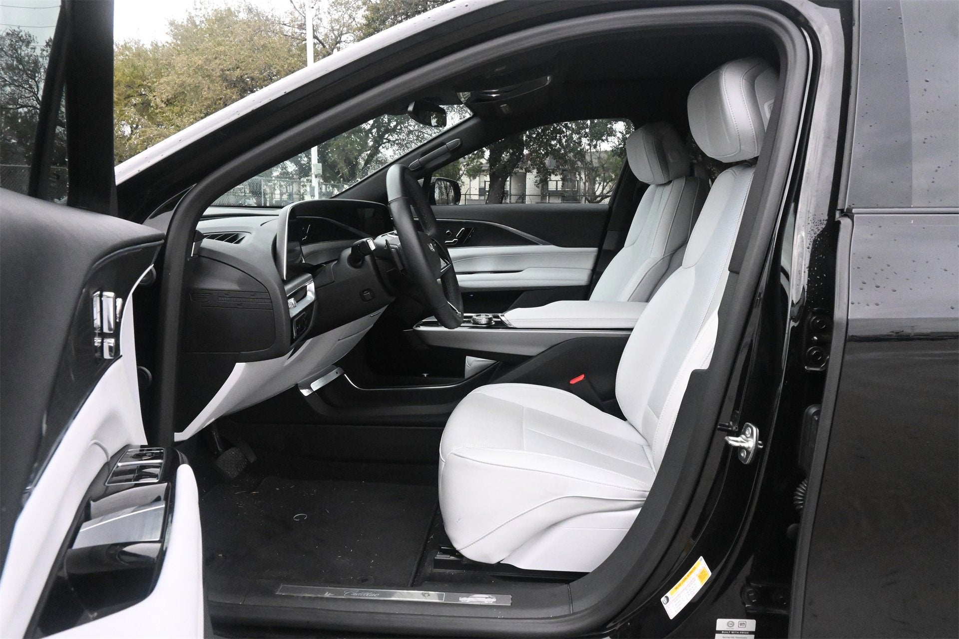 2024 Cadillac LYRIQ Luxury 1