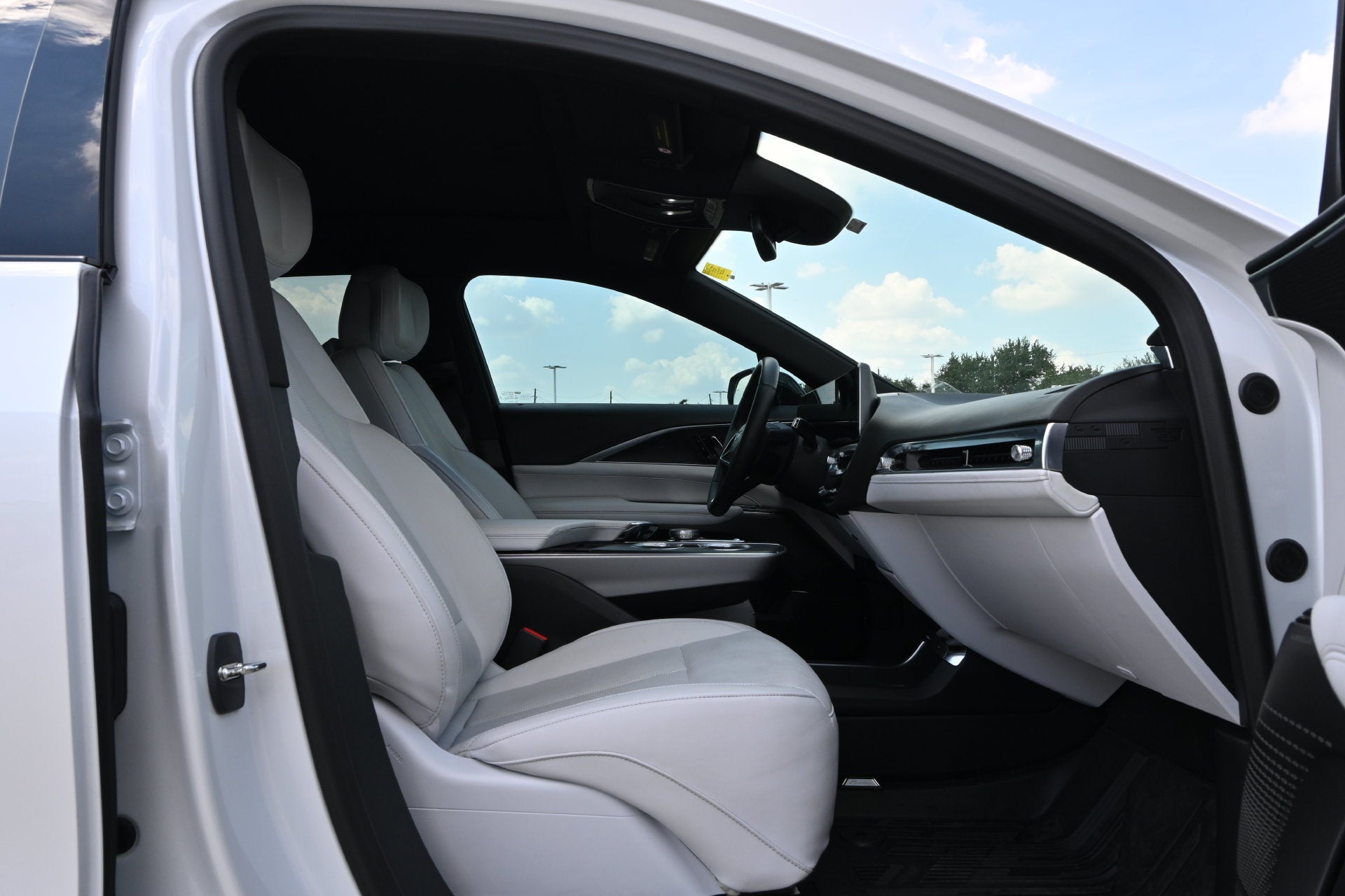 2024 Cadillac LYRIQ Luxury 1
