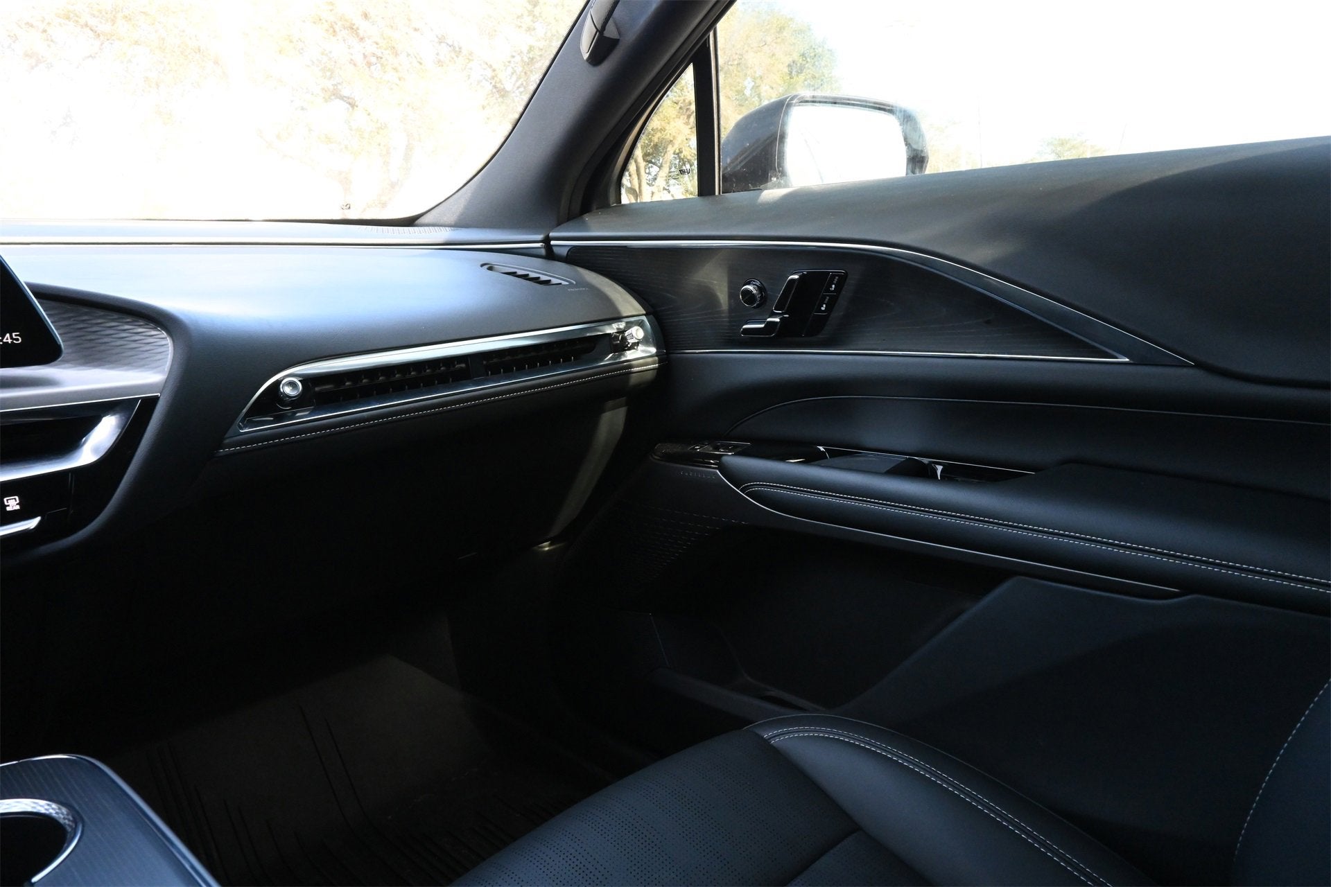 2024 Cadillac LYRIQ Luxury 1