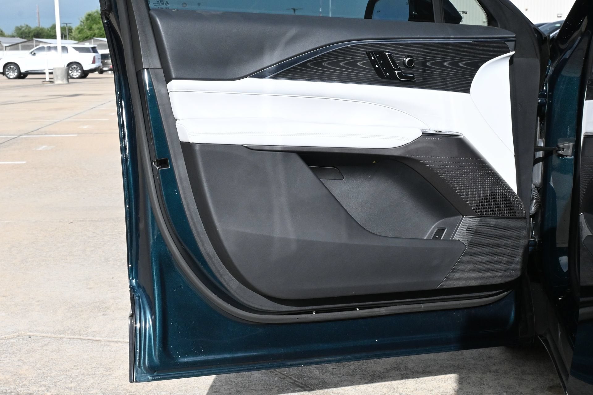 2024 Cadillac LYRIQ Luxury 1