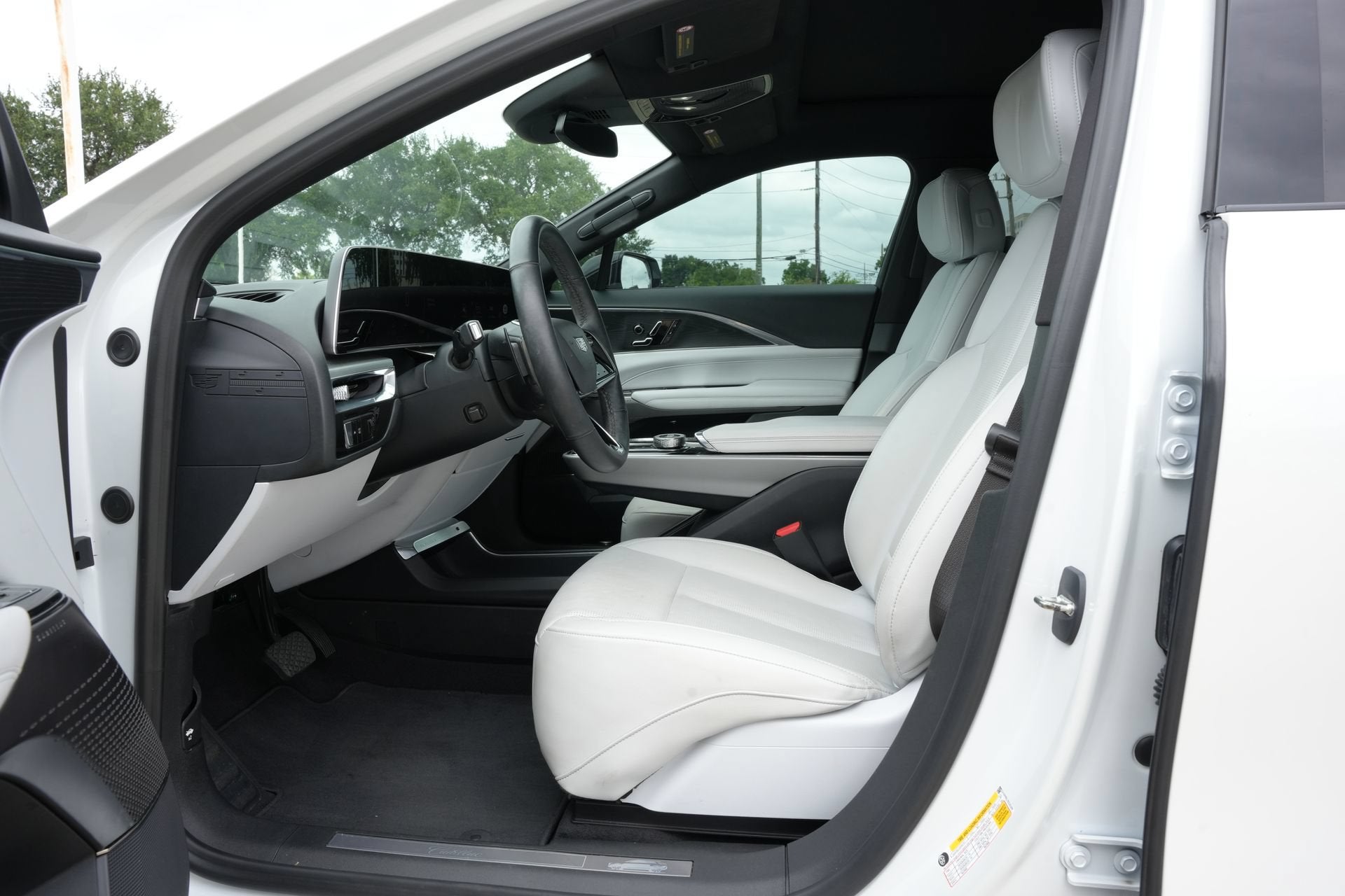 2024 Cadillac LYRIQ Luxury 1