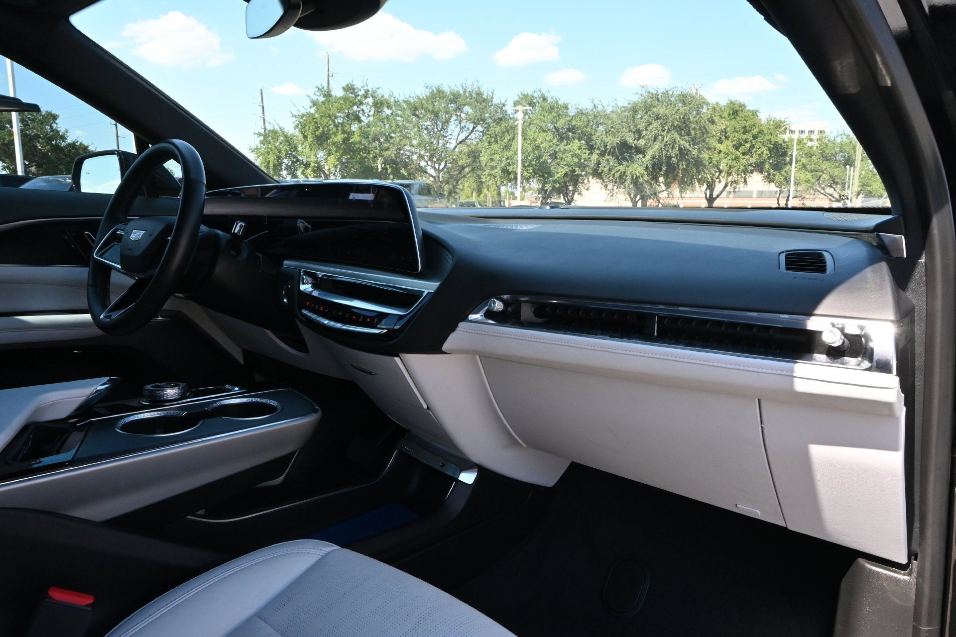 2024 Cadillac LYRIQ Luxury 1