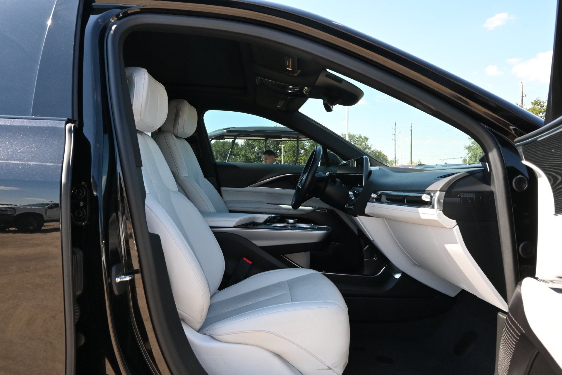 2024 Cadillac LYRIQ Luxury 1