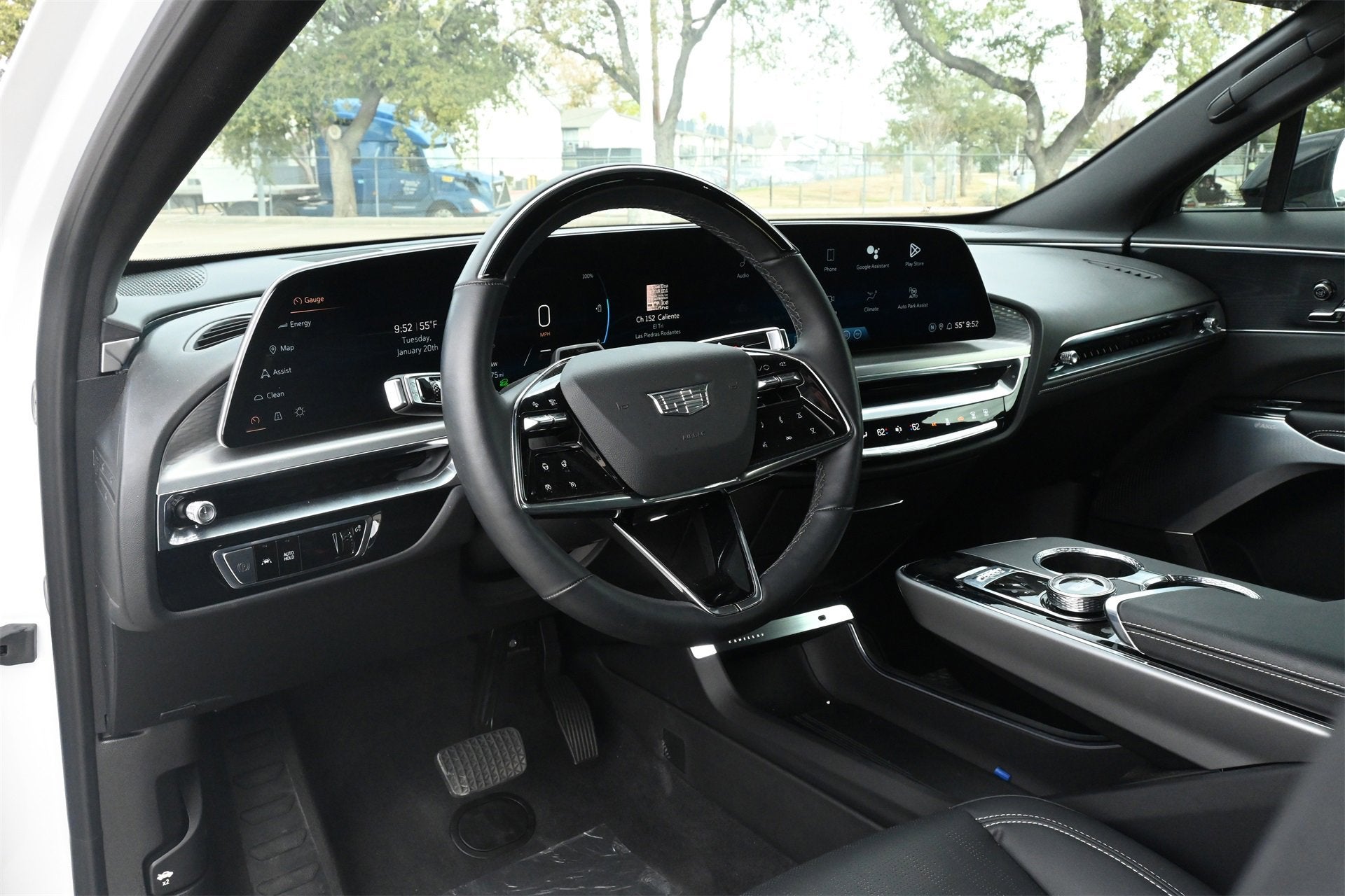 2024 Cadillac LYRIQ Luxury 2