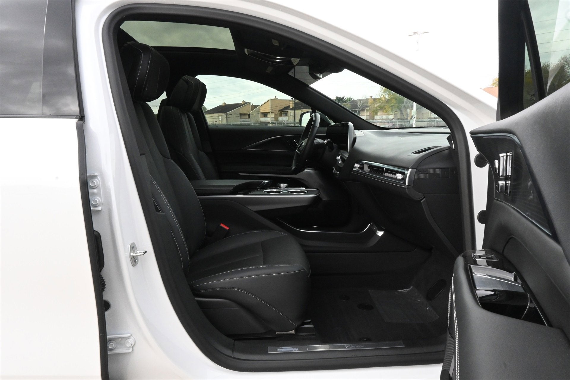 2024 Cadillac LYRIQ Luxury 2
