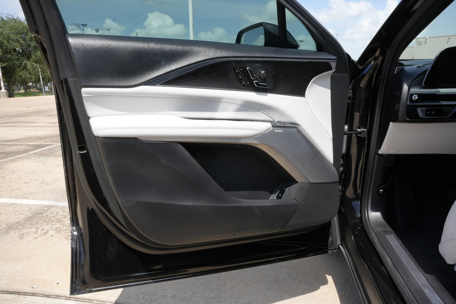 2024 Cadillac LYRIQ Luxury 2