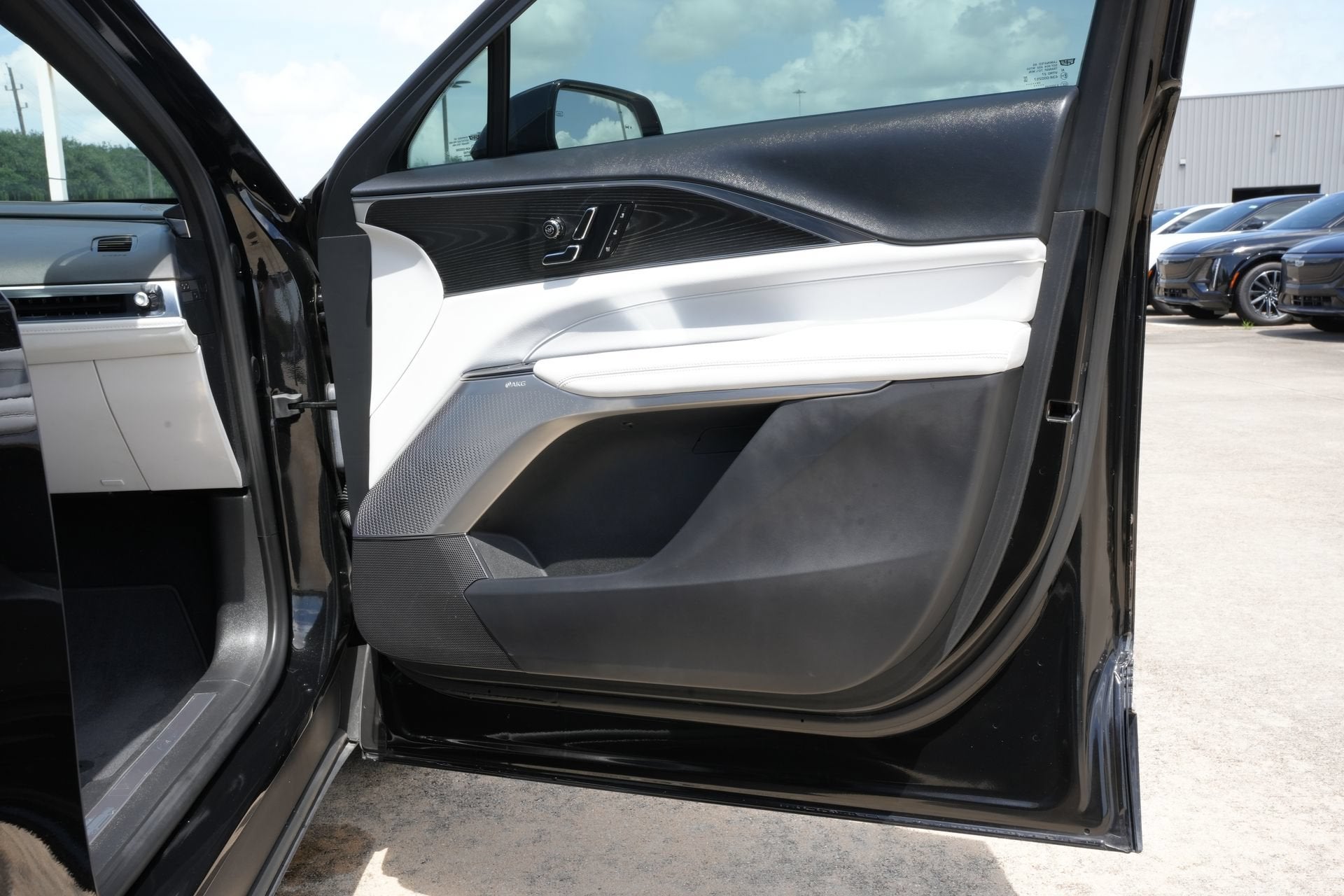 2024 Cadillac LYRIQ Luxury 2