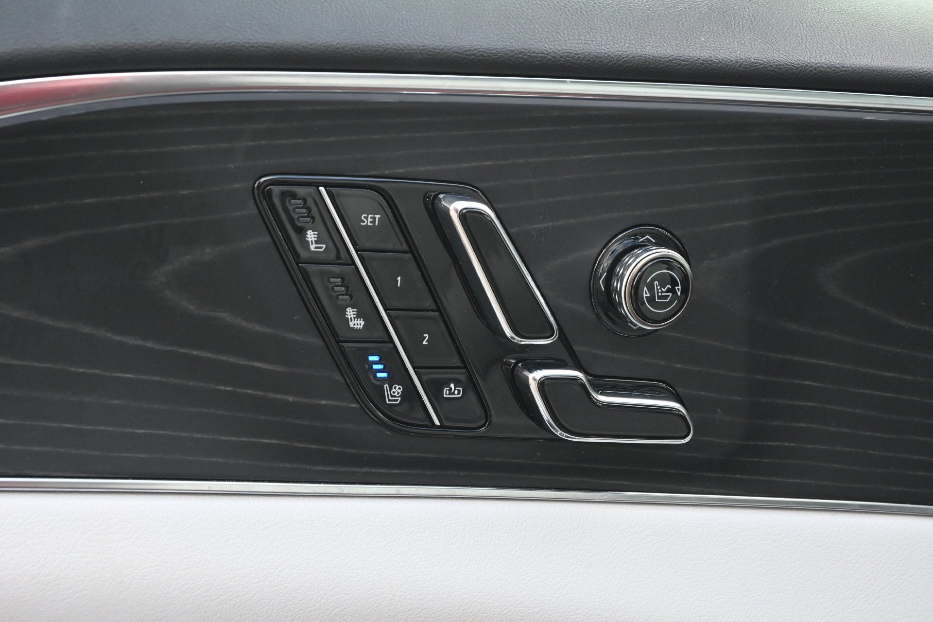 2024 Cadillac LYRIQ Luxury 2