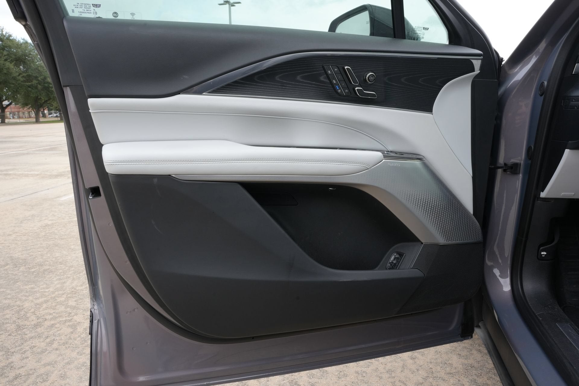 2024 Cadillac LYRIQ Luxury 3