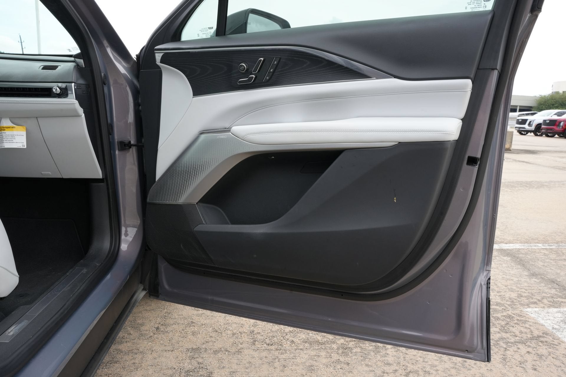 2024 Cadillac LYRIQ Luxury 3