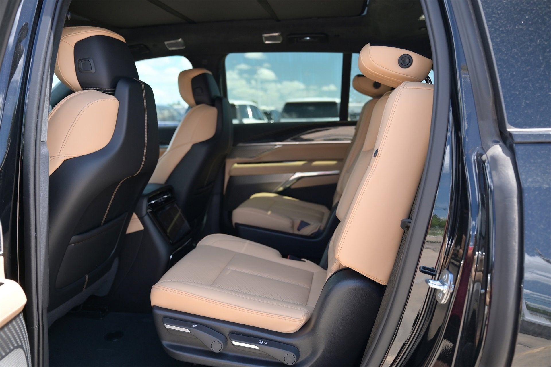 2025 Cadillac ESCALADE IQ Luxury 2